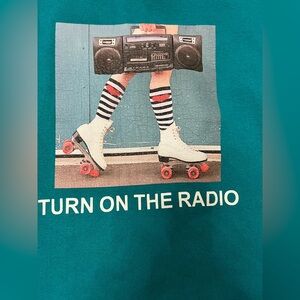 Retro Graphic Cropped T-Shirt with Roller Skates Design